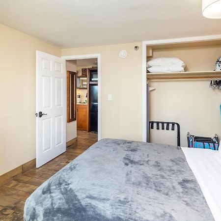 Gorgeous One Bedroom Bamboo Blocks From The Beach Honolulu Exterior foto