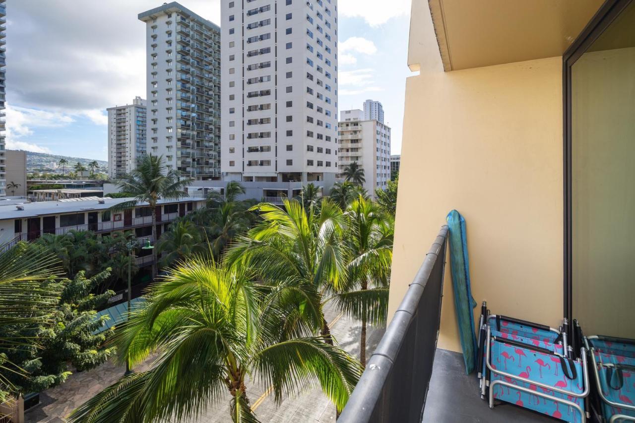 Gorgeous One Bedroom Bamboo Blocks From The Beach Honolulu Exterior foto