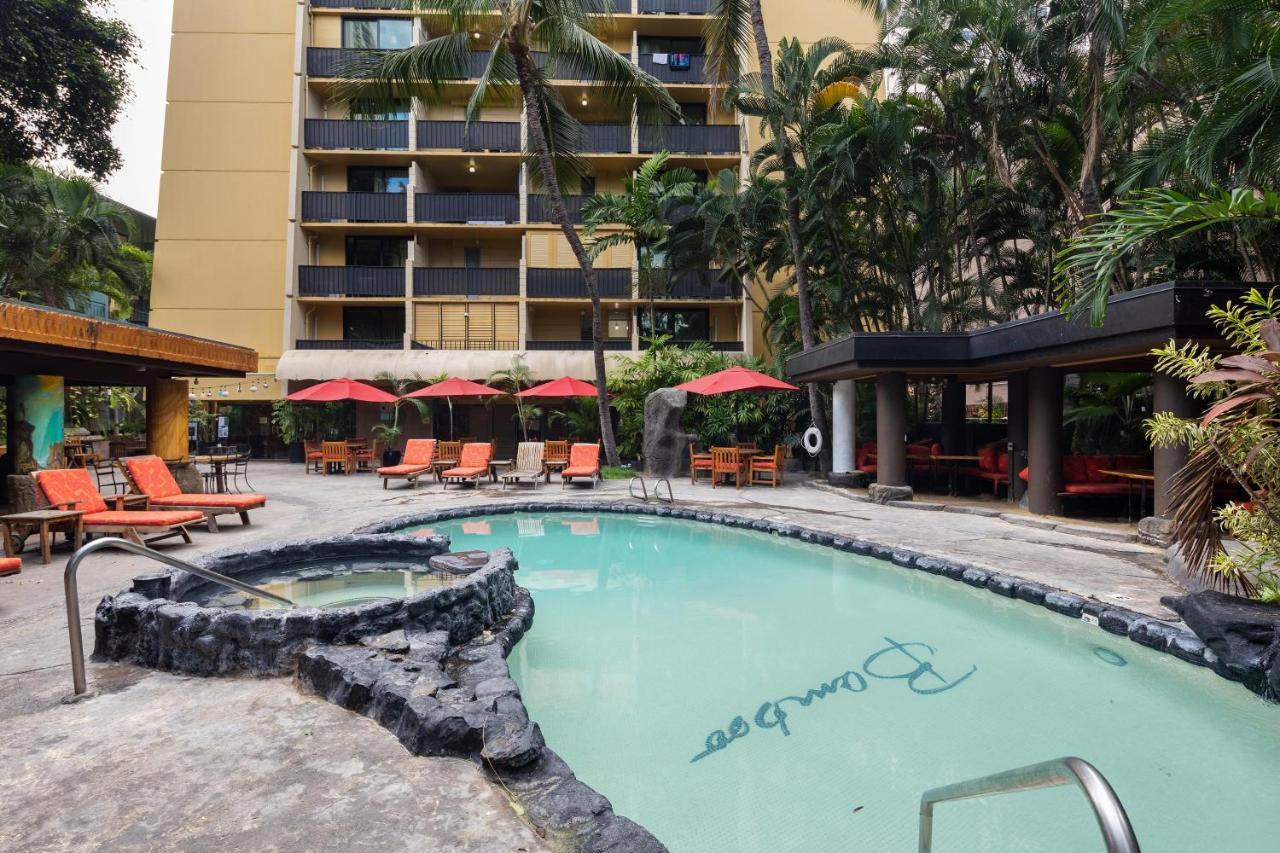 Gorgeous One Bedroom Bamboo Blocks From The Beach Honolulu Exterior foto