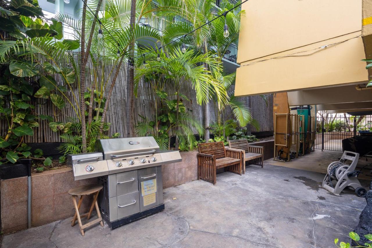 Gorgeous One Bedroom Bamboo Blocks From The Beach Honolulu Exterior foto